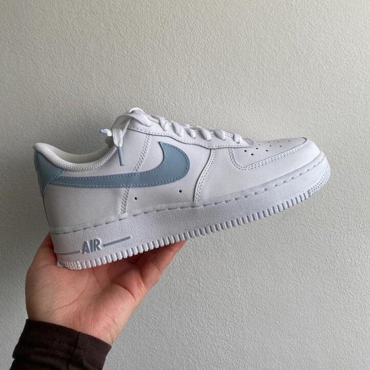 Nike air force 1 light clearance blue swoosh