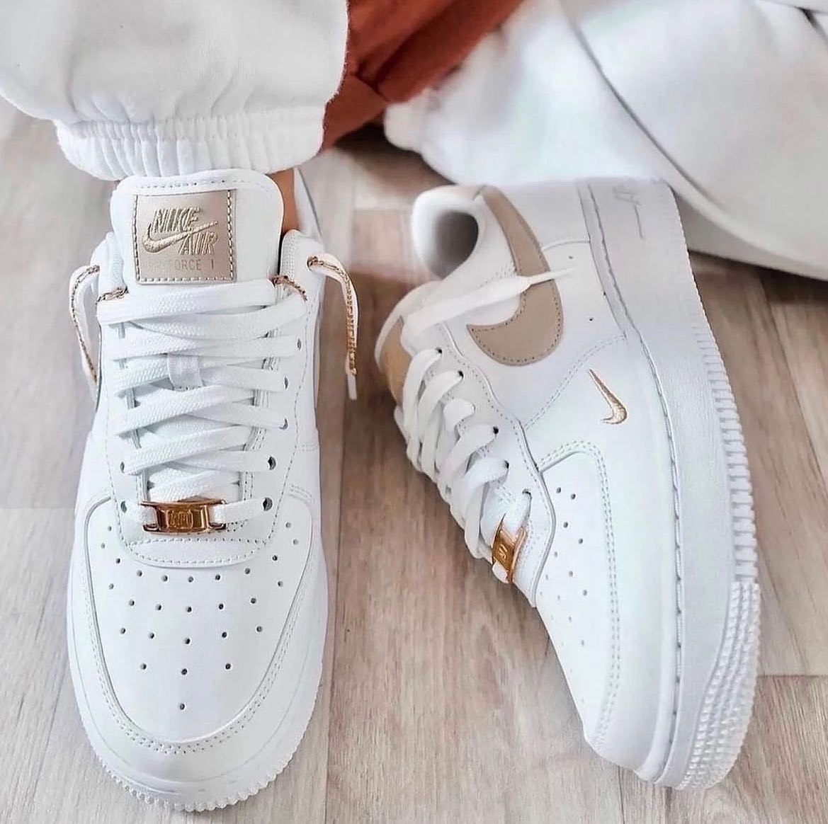 White and gold air hotsell force 1s